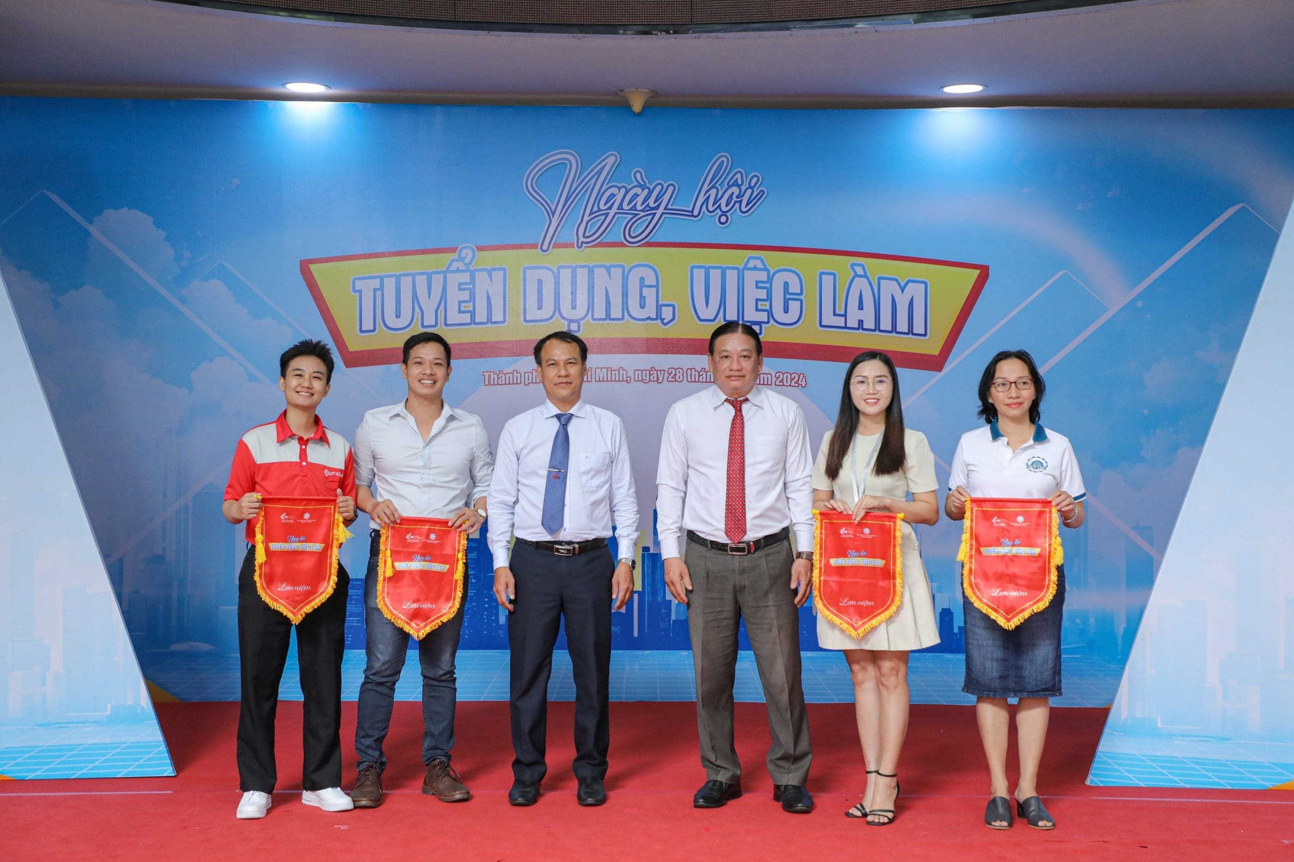 Đại Diện New Life nhận kỉ niệm chương Ngày Hội Việc Làm 2024 Lần 2 tại Đại Học Công Nghiệp TP. Hồ Chí Minh