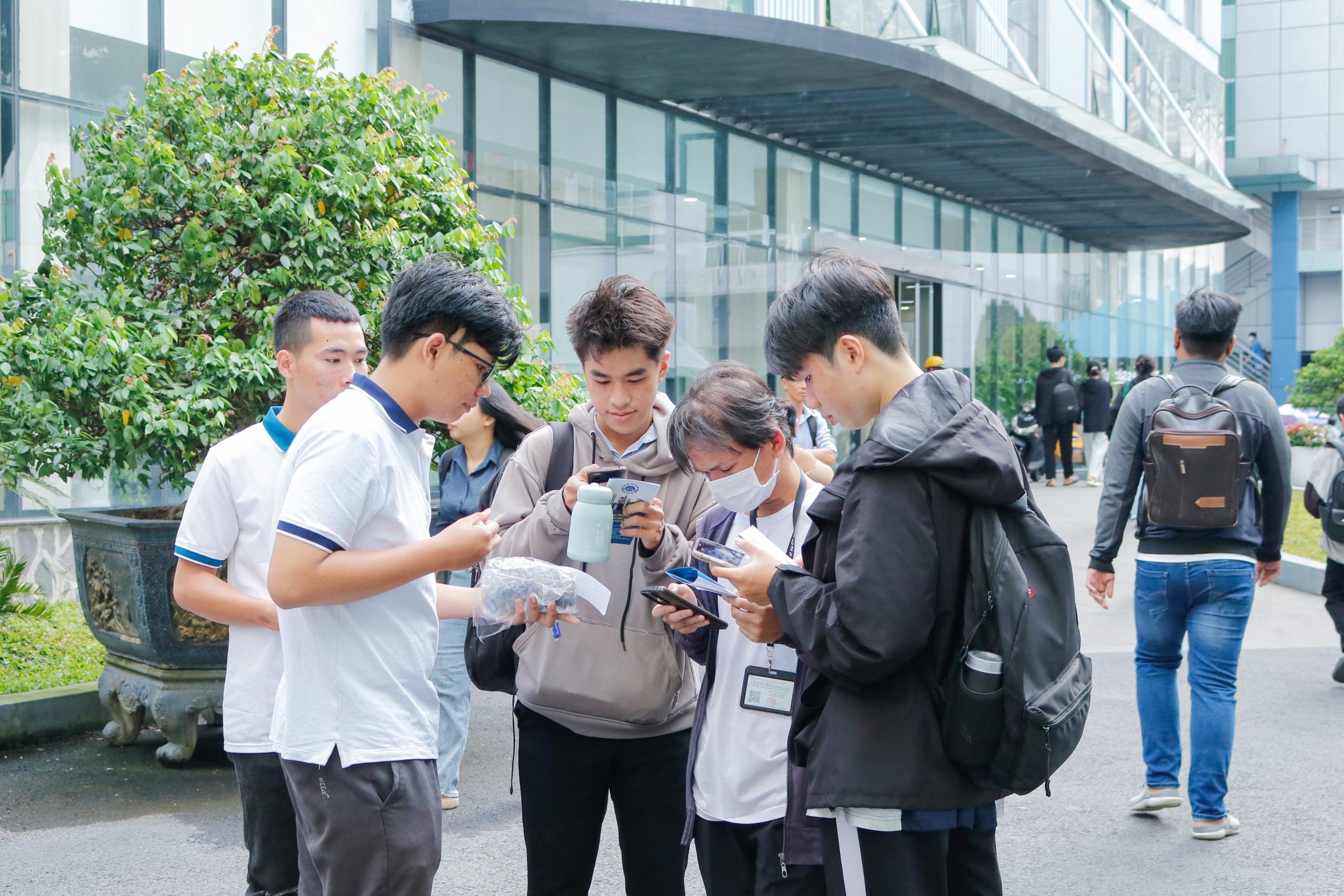 Các bạn sinh viên đang được tư vấn về chương trình của New Life tại Ngày Hội Việc Làm 2024 Lần 2 tại Đại Học Công Nghiệp TP. Hồ Chí Minh