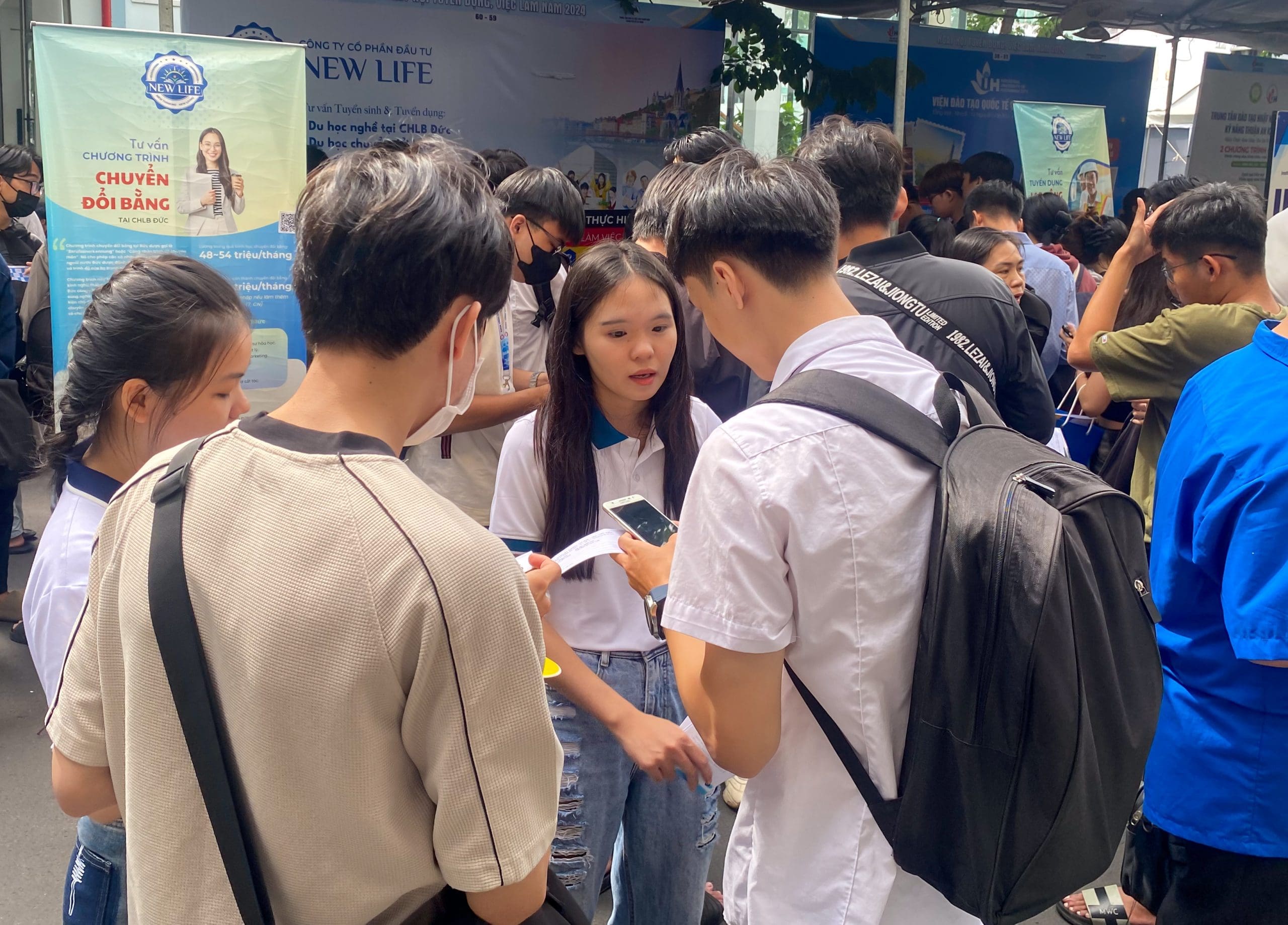 Các bạn sinh viên tìm hiẻu chương trình New life du học nghề Đức tại Ngày Hội Việc Làm 2024 Lần 2 tại Đại Học Công Nghiệp TP. Hồ Chí Minh