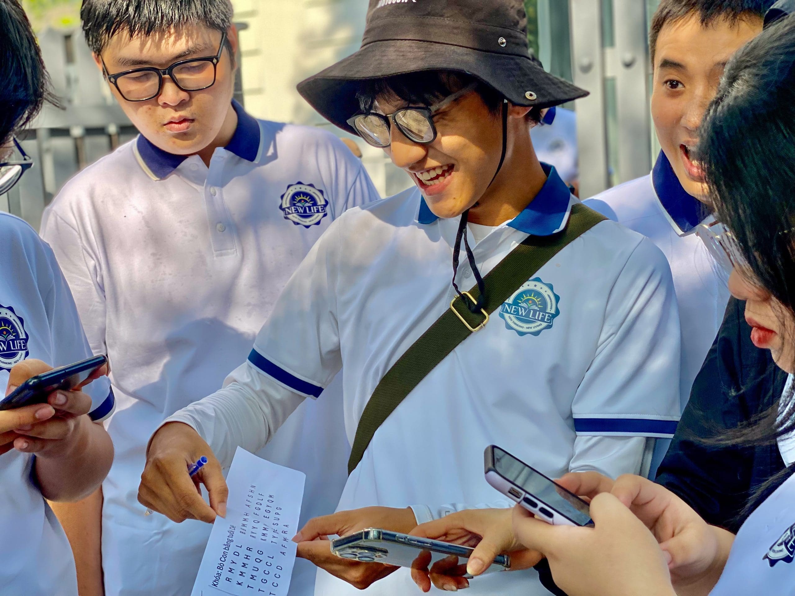 Các học viên New Life - Du học nghề Đức đang chia nhóm giải mật thư