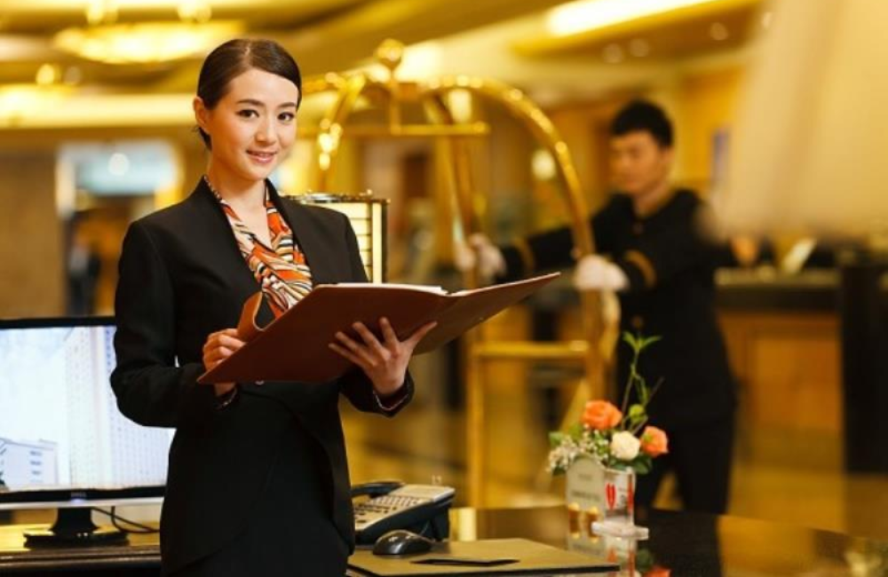 Hình ảnh lễ tân đang làm việc trong khách sạn tại Đức 