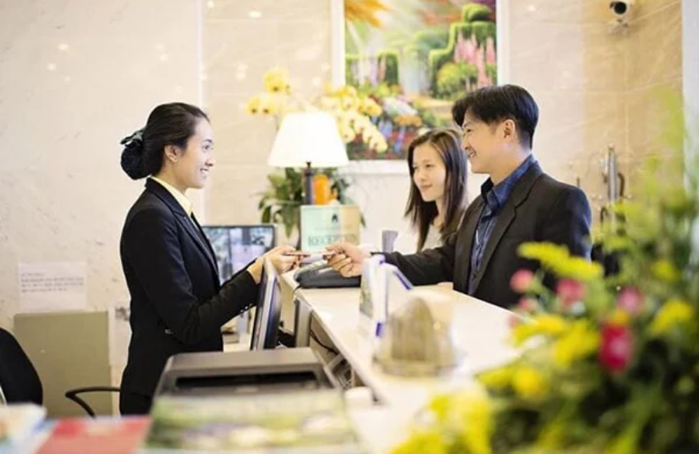 Hình ảnh lễ tân và khách hàng ở Khách sạn tại Đức 