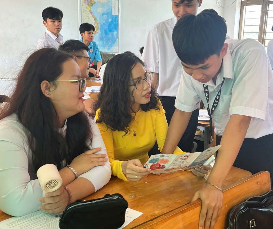 New Life và các bạn học sinh trường THPT Nguyễn Du, tỉnh Bình Phước