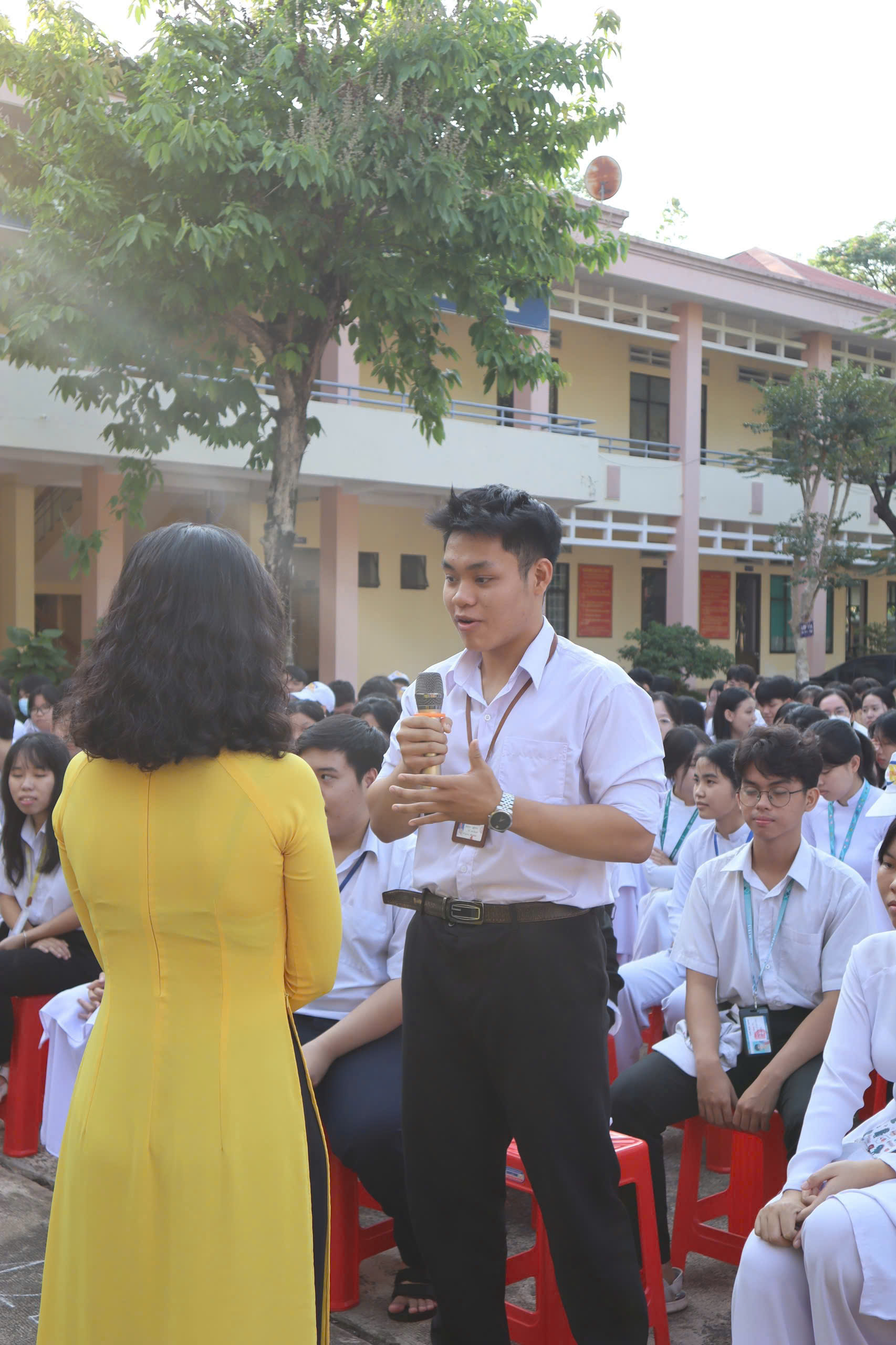 Hình ảnh New Life giao lưu cùng học sinh trường THPT Chuyên Quang Trung, tỉnh Bình Phước