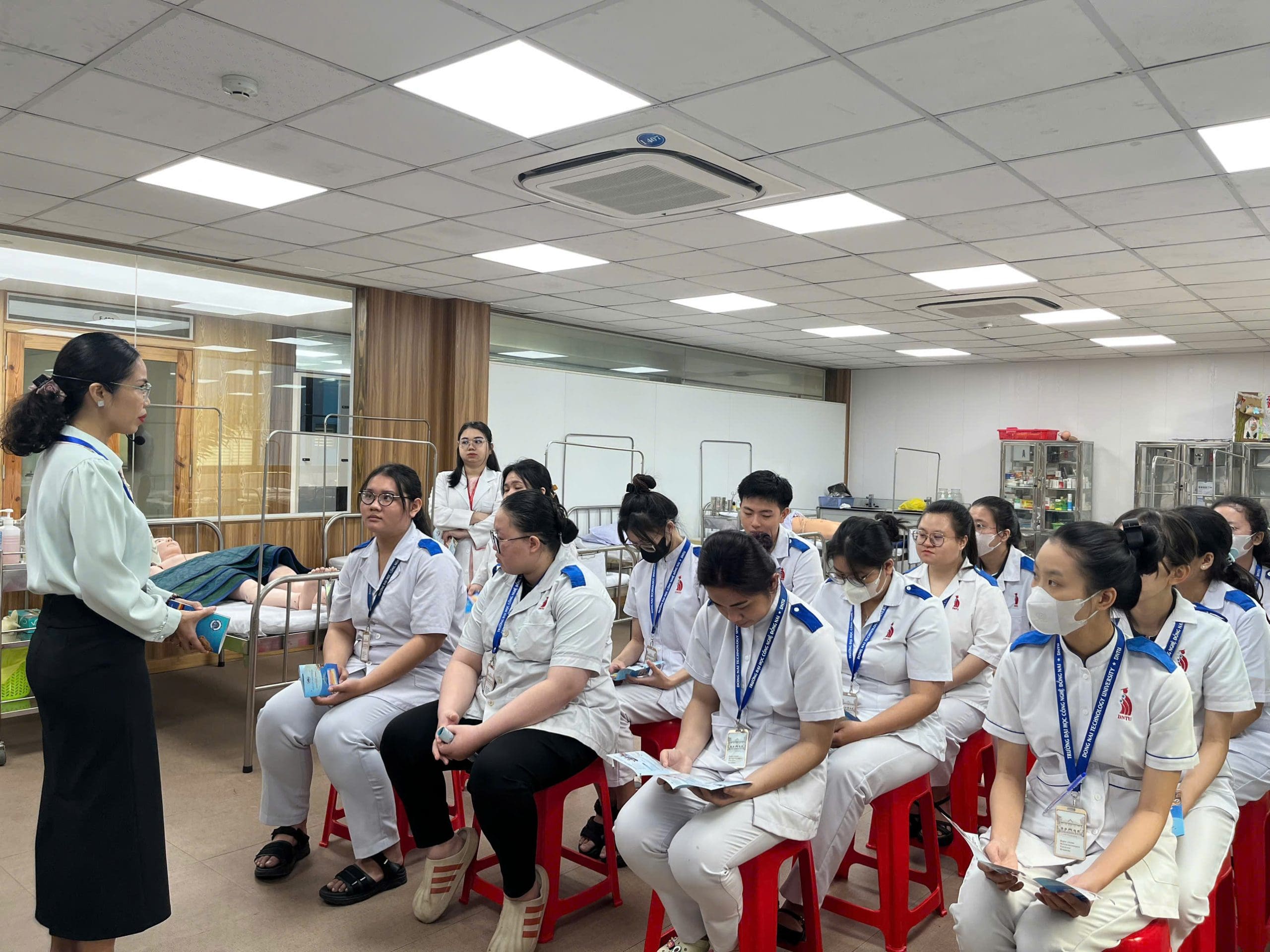 New Life và sinh viên trường đại học công nghệ Đồng Nai